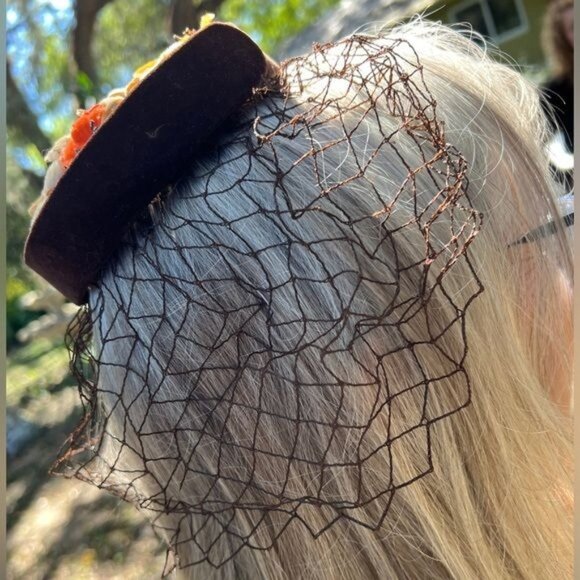 Vintage Floral Fascinator with Veil - Picture 4 of 5